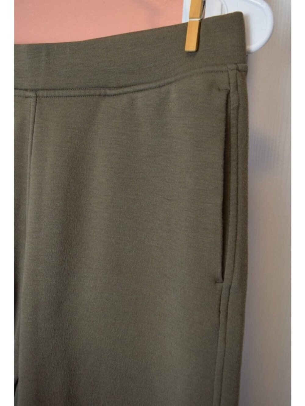 UNIQLO OLIVE GREEN DRAWSTRING SWEATPANTS - Picture 4 of 8